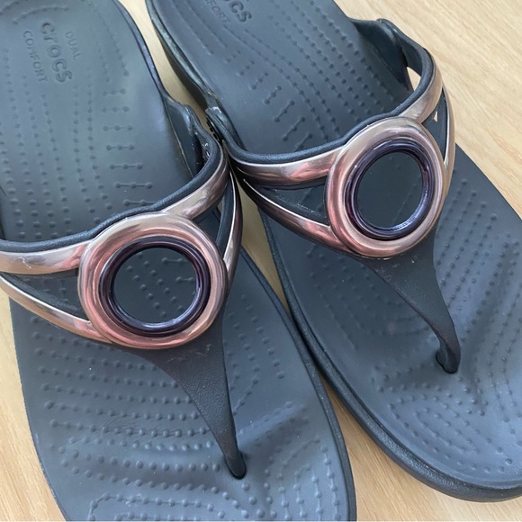 CROCS DUAL COMFORT THONG WEDGES - Picture 2 of 9